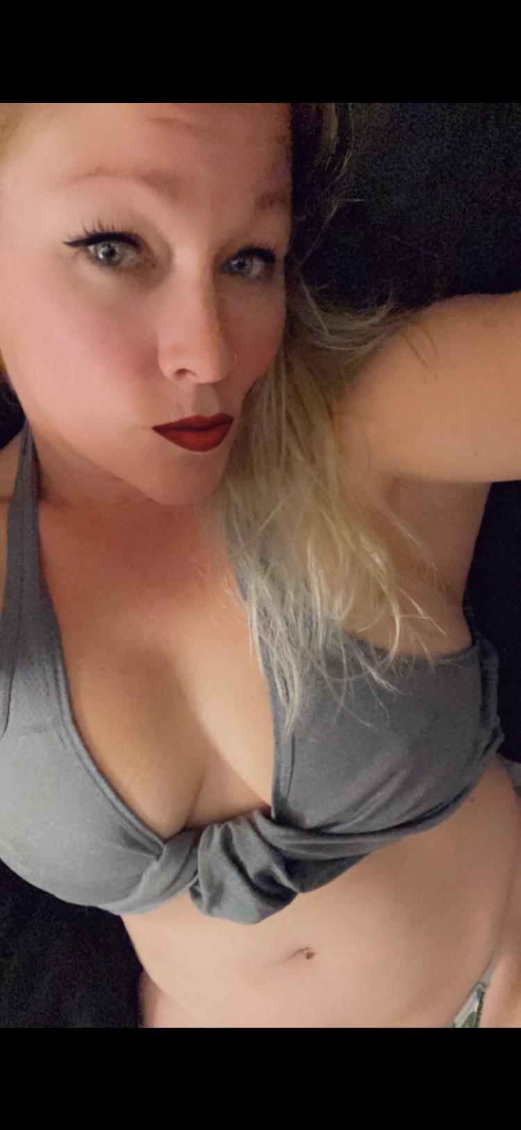 BlondeSquirter Live Image