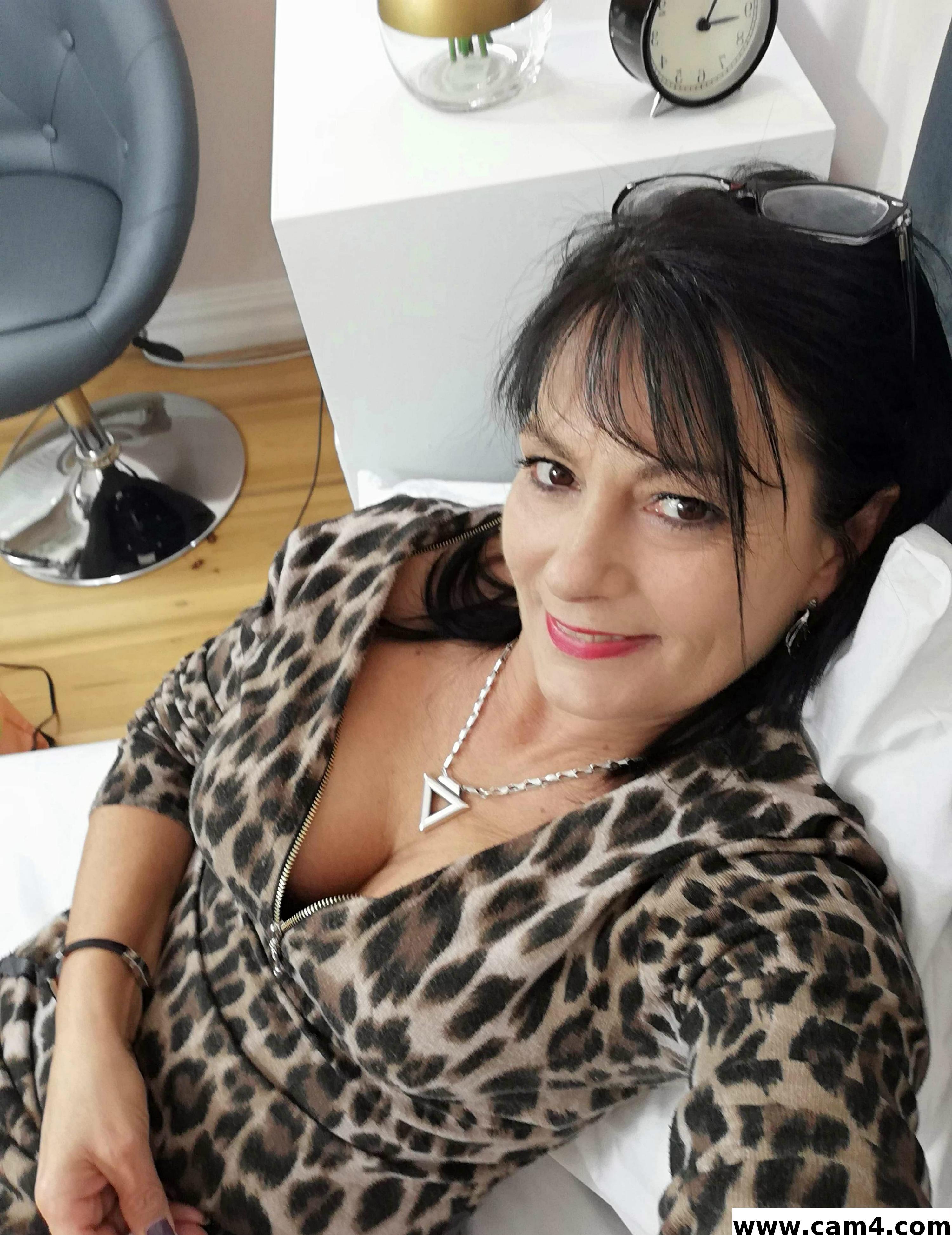 CrystalMilf Live Image
