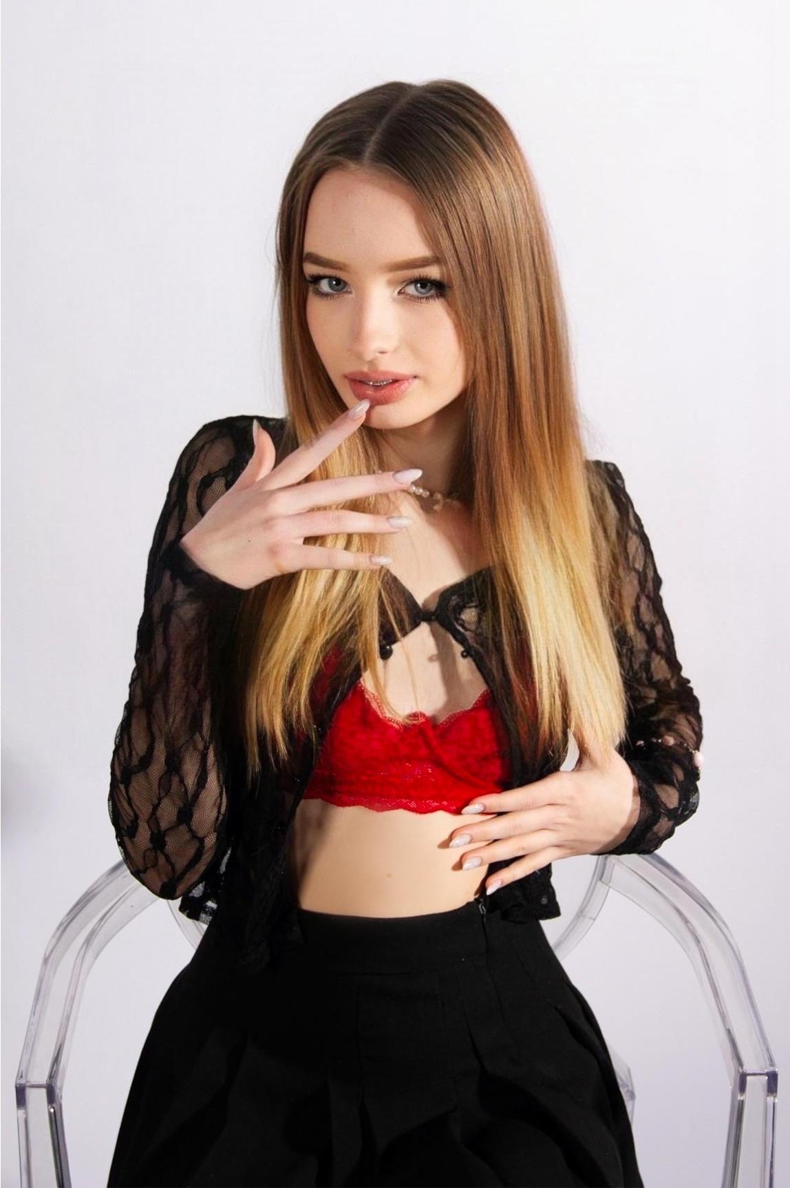 LilaYoung Live Image