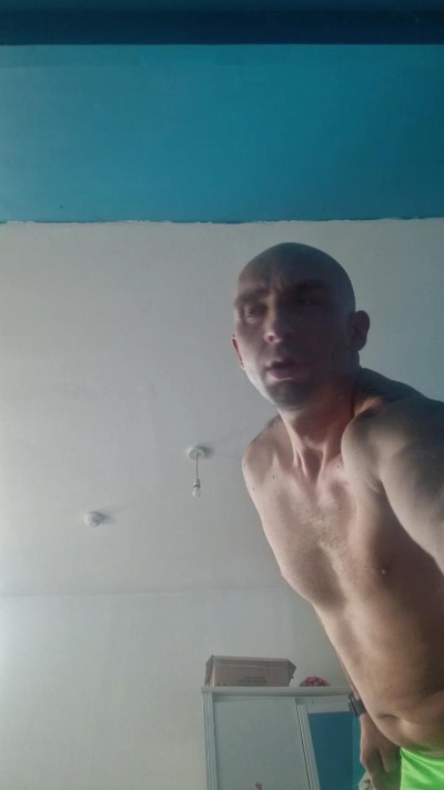 Adek87 live from United Kingdom