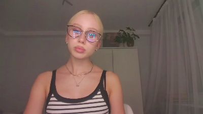 AnyaPeach live from Germany