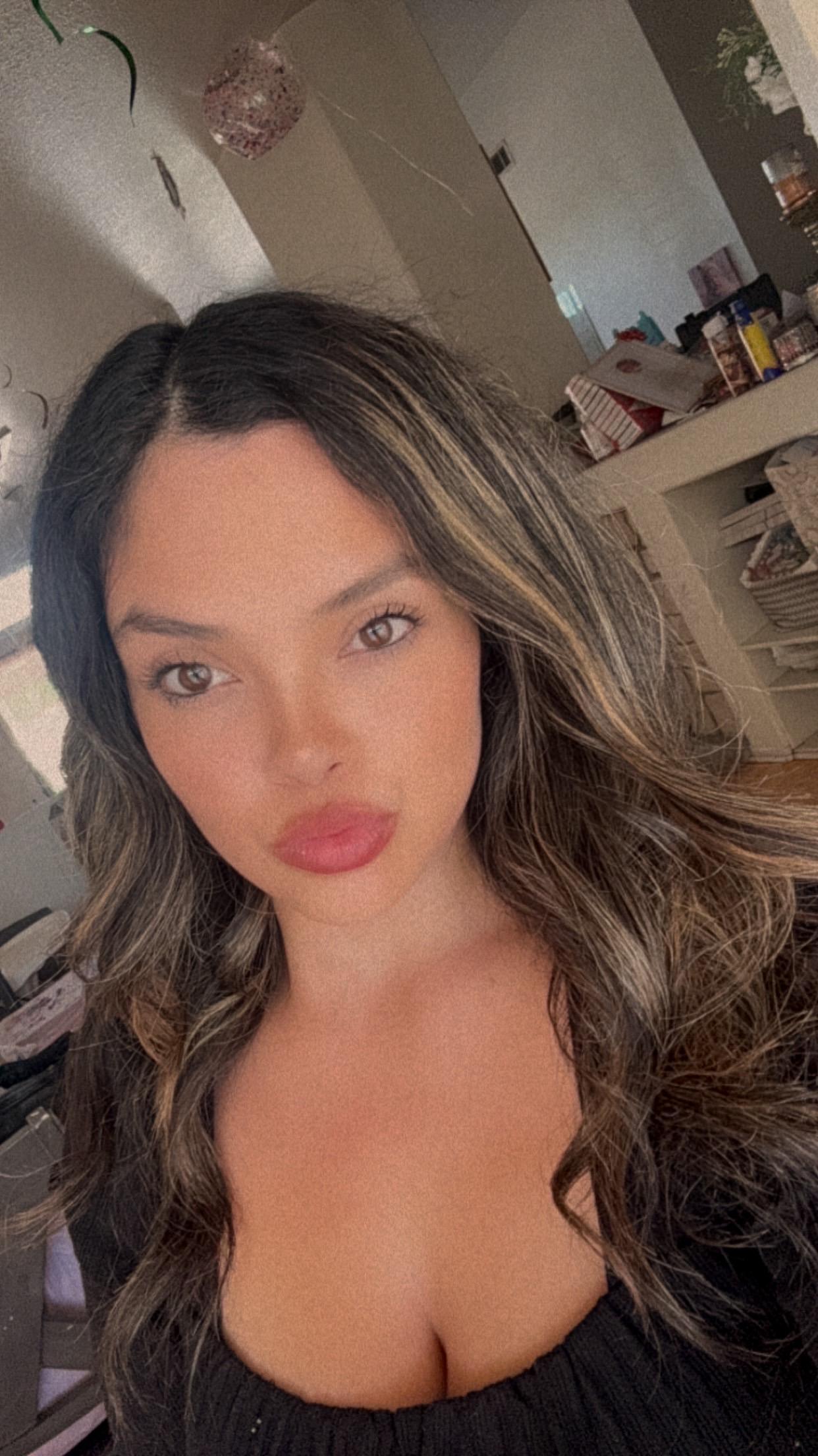 BellaaBombshell live from United States