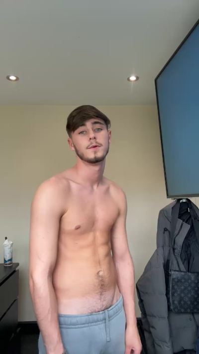 CheekyChap7081 live from United Kingdom