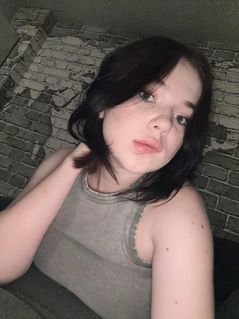 DevonaHutzler live from United States