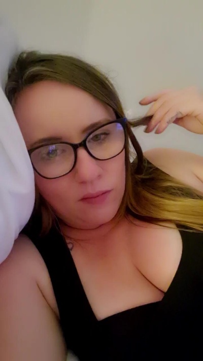 Emmaloulou3 live from United Kingdom