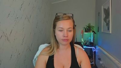 Holly_amazing live from United Kingdom