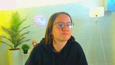 JesseniaBarach live from United States