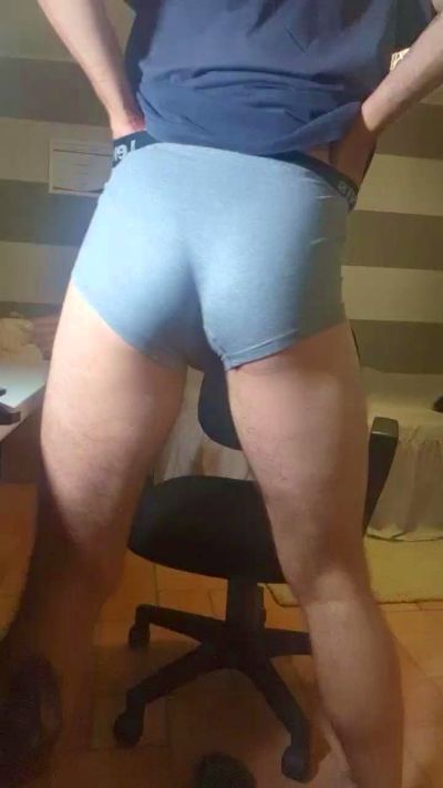 LeoLove98 live from Italy
