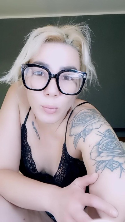 Lola9444 live from France