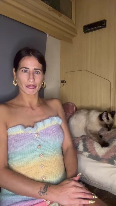 Missfoxylady33 live from United Kingdom
