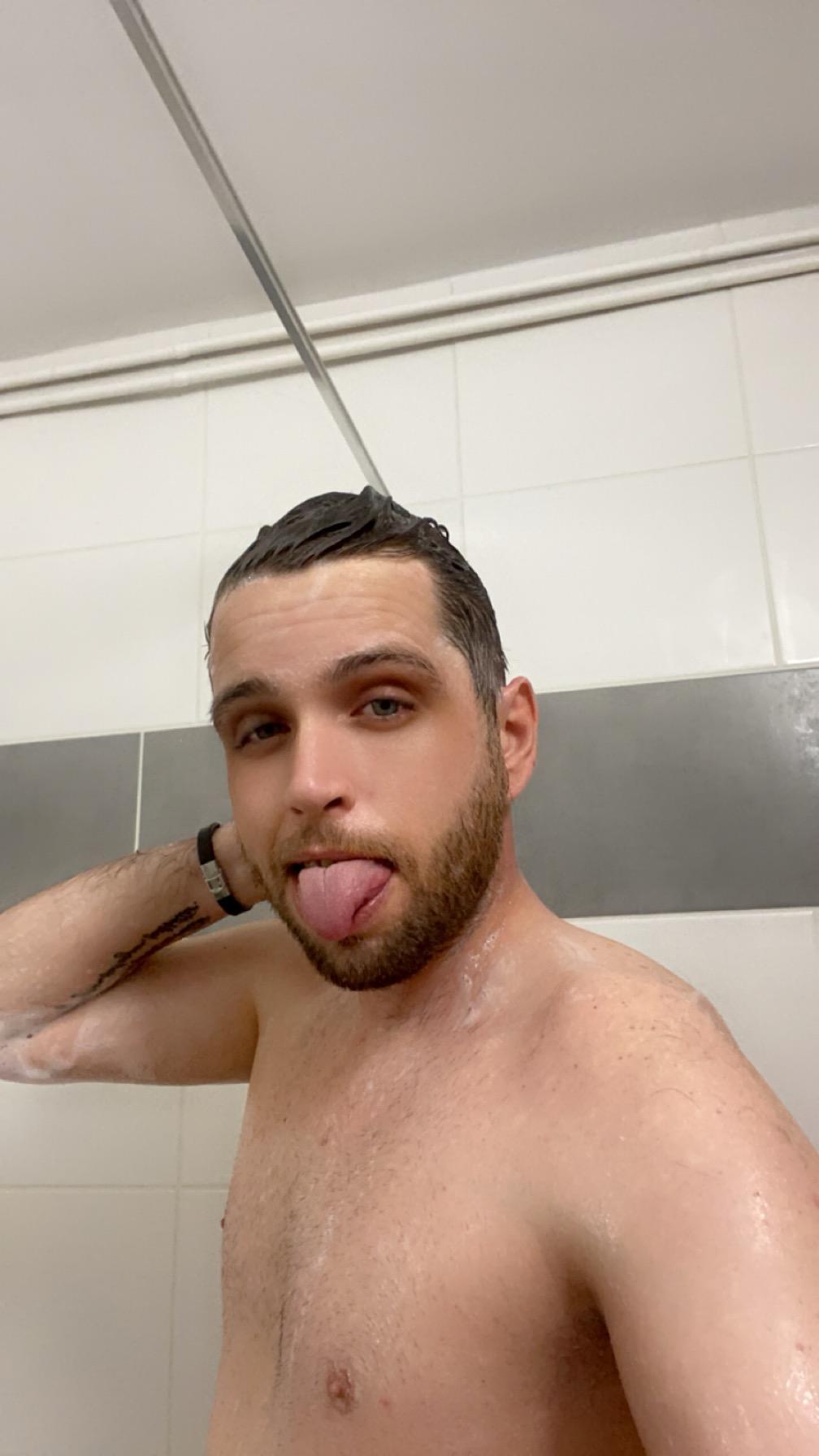 Nicolas9302 live from France