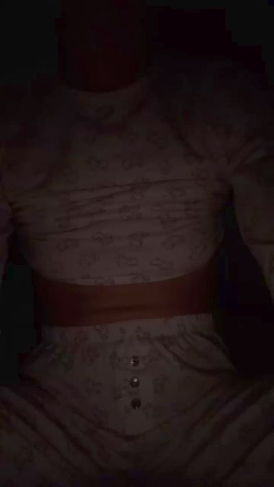 Petiteprettyf live from United Kingdom