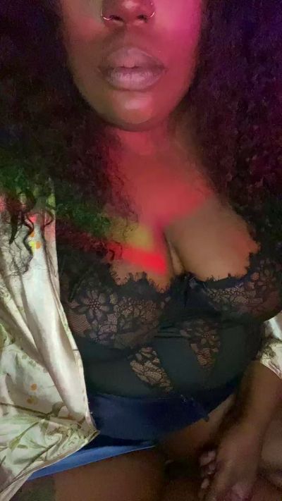 RoxxLavender live from United States