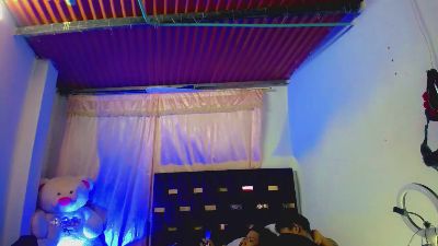 ThiaraVarannes_ live from Colombia