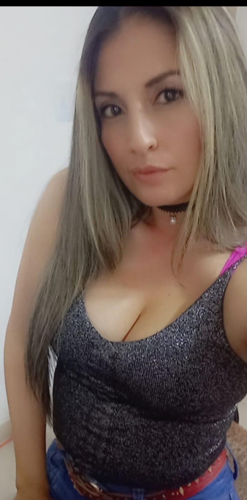 Vivi_stars live from United States