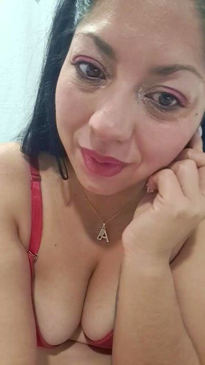 bella_milf1 live from Chile