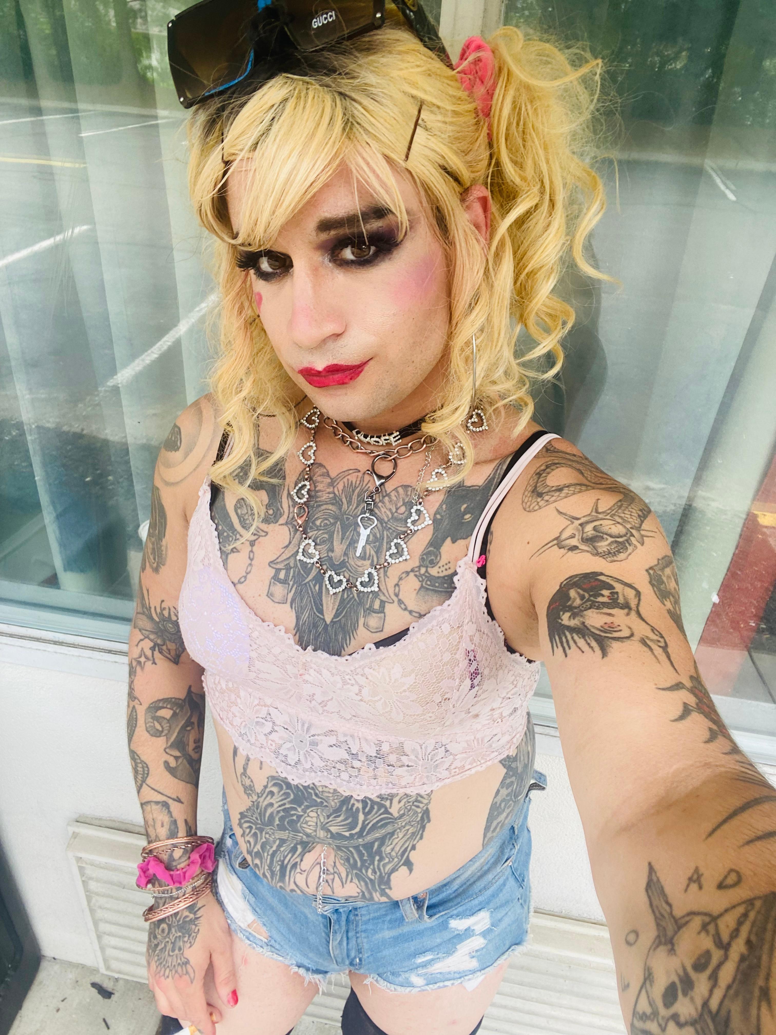 lianasissyslut live from United States
