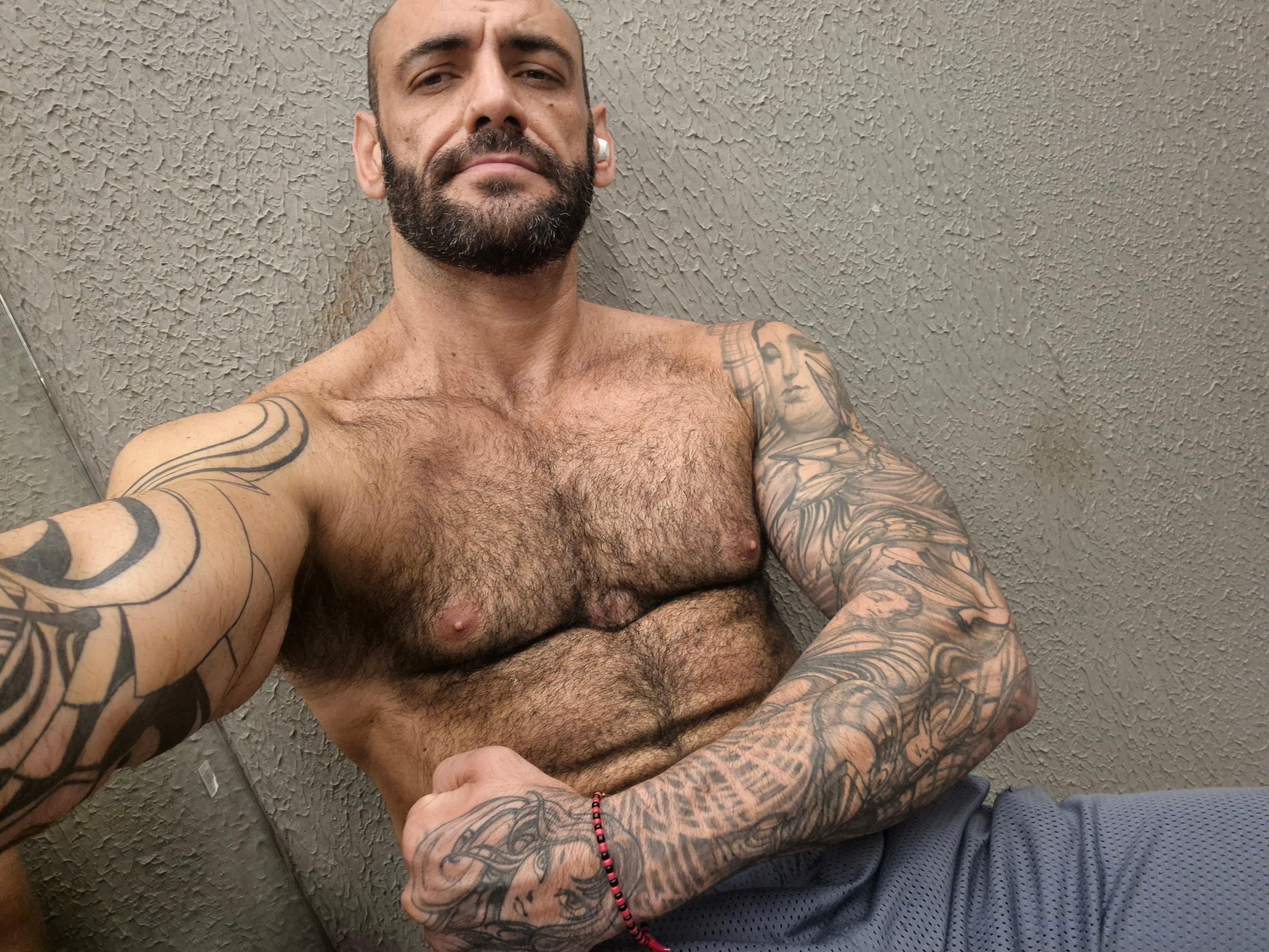 mineiropeludo85 live from Brazil